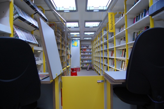So sieht der neue Bücherbus von Innen aus. Helle Farben und viel Licht von Oben.